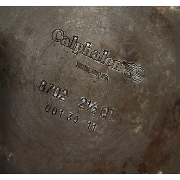 Calphalon Classic Nonstick Sauce Pan with Cover 2.5 quart Grey Pot 8702 - Picture 8 of 9